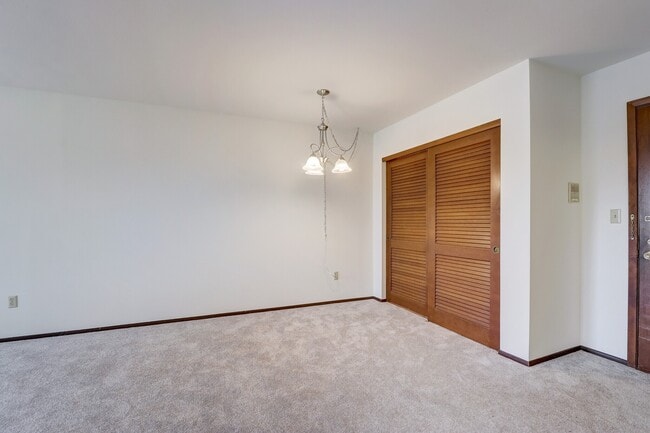 4333 N Oakland Ave, Unit 306 in Shorewood, WI - Building Photo - Building Photo