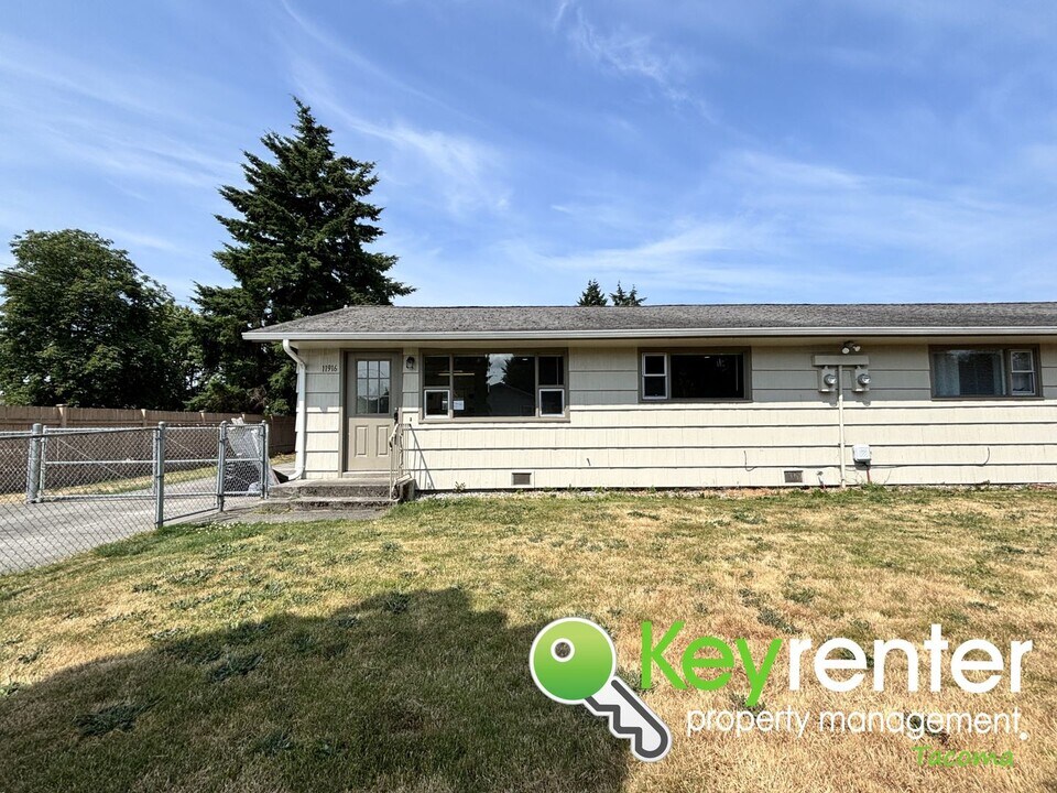 11914-11916 Alaska St S in Parkland, WA - Building Photo