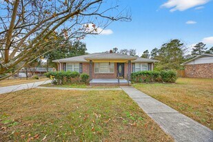 914 Beth Dr in West Columbia, SC - Building Photo