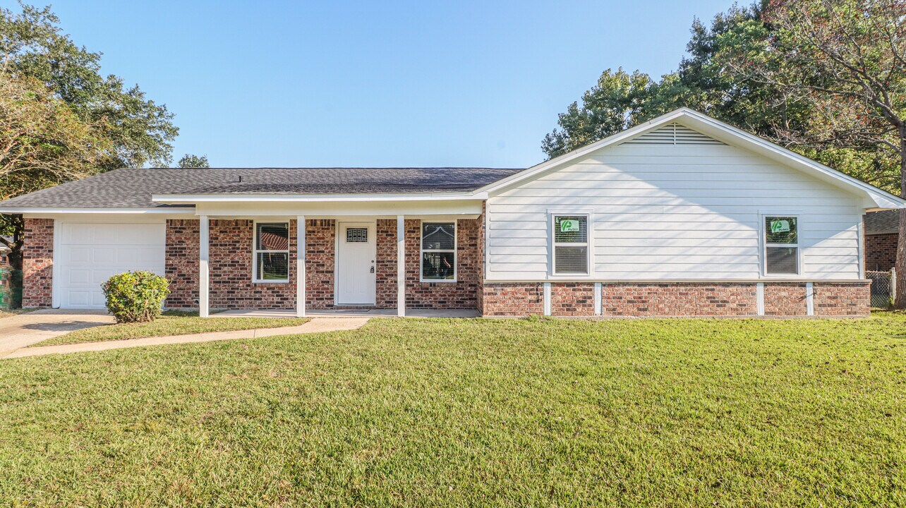 12520 Beacon St in Ocean Springs, MS - Building Photo