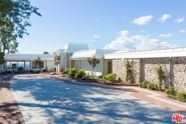 1174 N Hillcrest Rd in Beverly Hills, CA - Building Photo - Building Photo