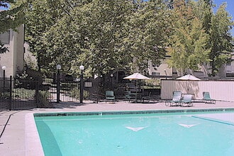 Glen Ellen Manor in Glen Ellen, CA - Foto de edificio - Building Photo