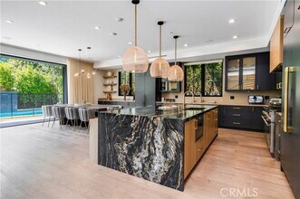 5517 Allott Ave in Los Angeles, CA - Building Photo - Building Photo