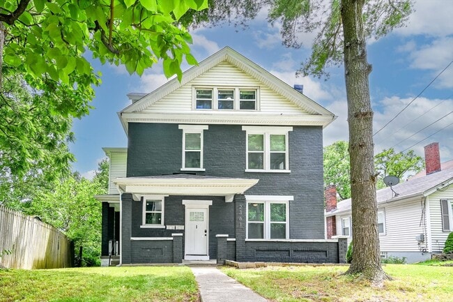2361 Highland Ave, Unit Whole House in Cincinnati, OH - Foto de edificio - Building Photo