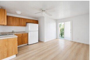 411 E Santa Fe Ave, Unit 411 in Pittsburg, CA - Building Photo