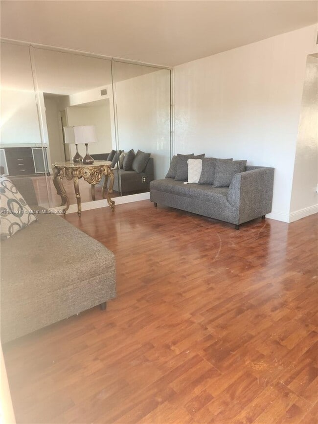 8401 SW 107th Ave in Miami, FL - Building Photo - Building Photo