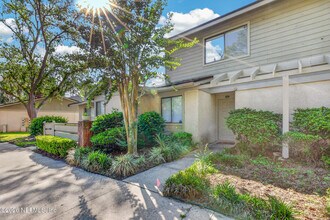 7701 Baymeadows Cir W in Jacksonville, FL - Foto de edificio - Building Photo