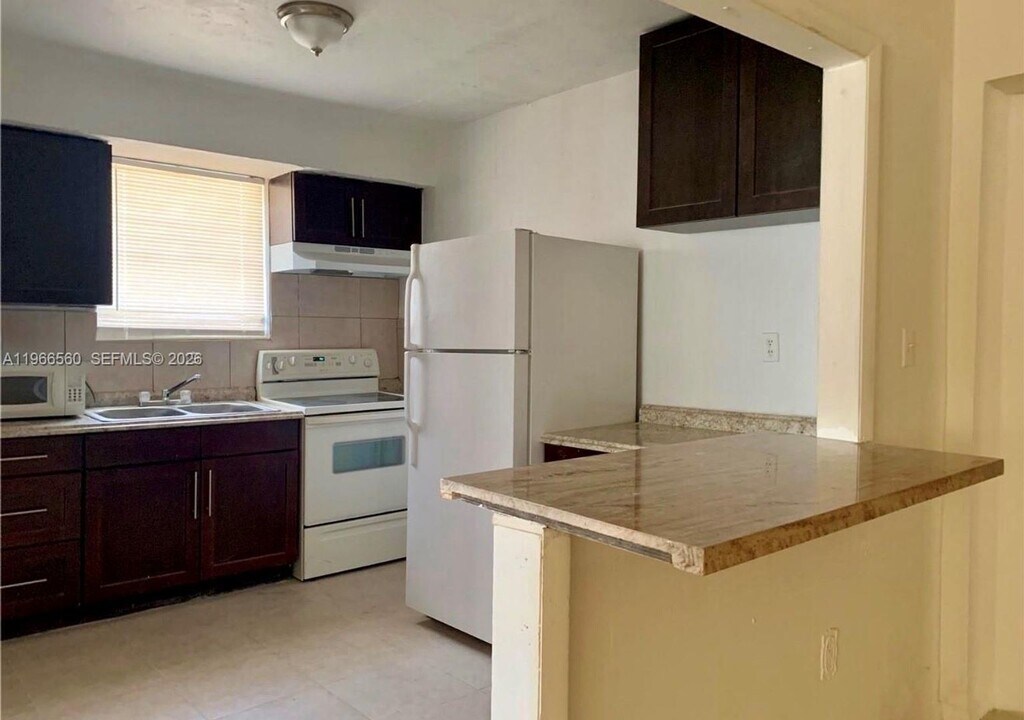 2165 Washington Ave in Opa Locka, FL - Foto de edificio