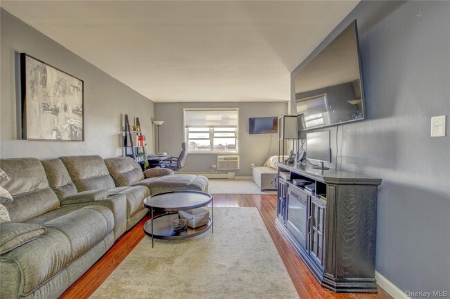 370 W Broadway in Long Beach, NY - Building Photo - Building Photo