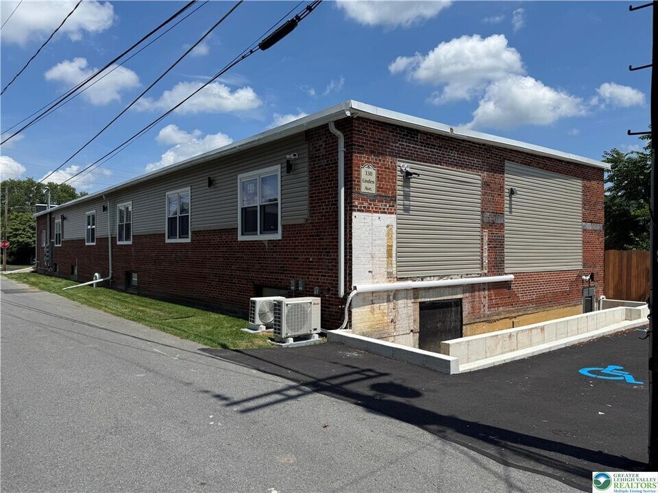 330 Linden Ave in Hellertown, PA - Building Photo