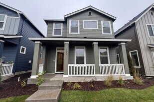 8408 SE Quincy St in Hillsboro, OR - Building Photo