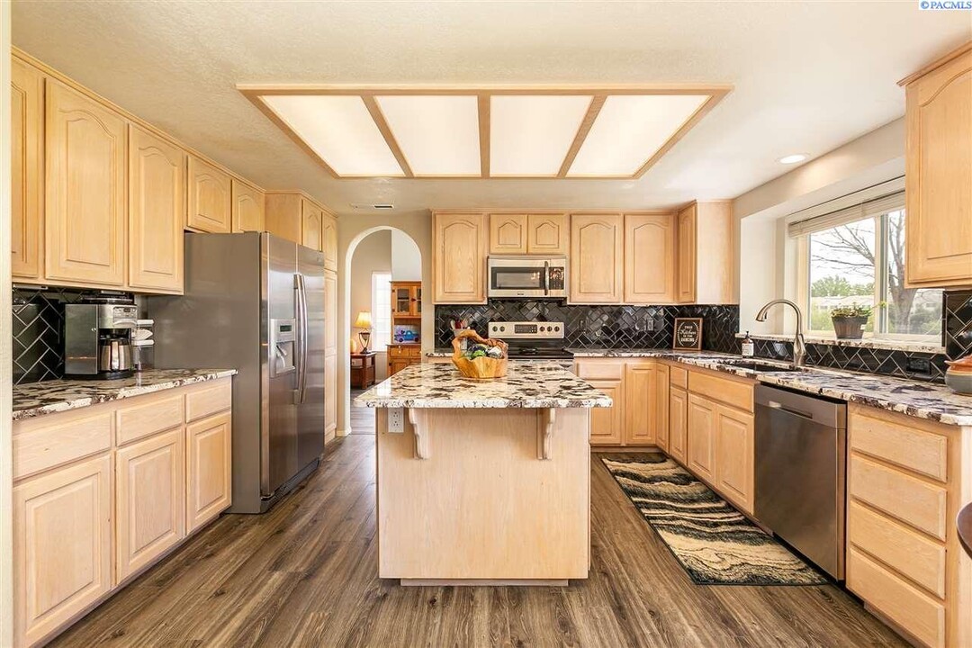 8621 W Skagit Ave in Kennewick, WA - Building Photo