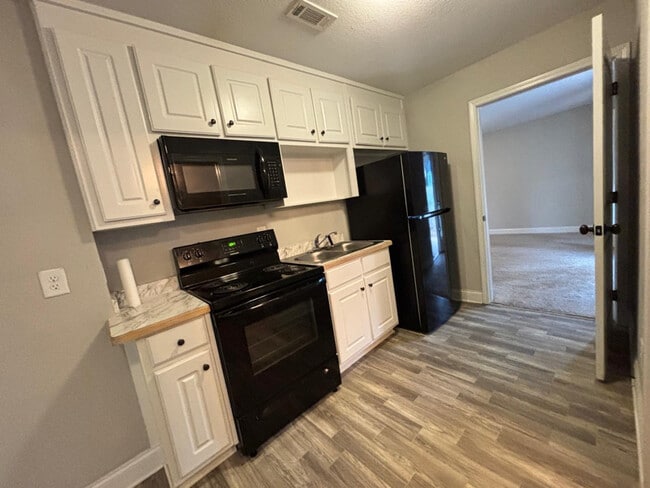 1242 Ernest Elder Rd in Winder, GA - Foto de edificio - Building Photo