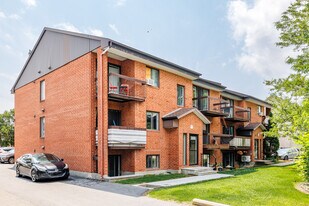 3882 Sainte-Rose Boul in Laval, QC - Building Photo