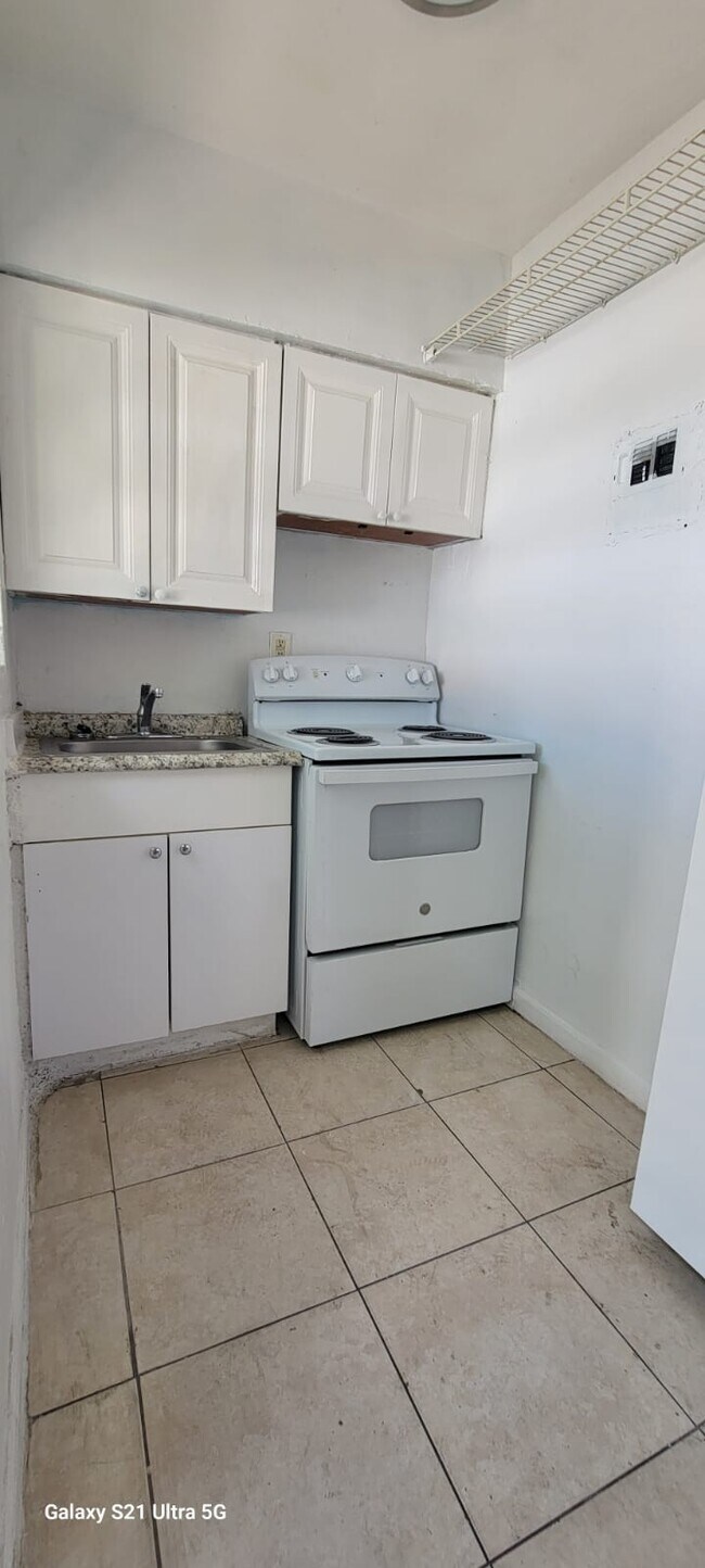 145 SW 5th Ct, Unit #1 in Dania Beach, FL - Foto de edificio - Building Photo