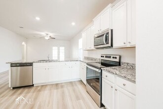 10442 Sweetwater Creek Dr in Cleveland, TX - Building Photo - Building Photo