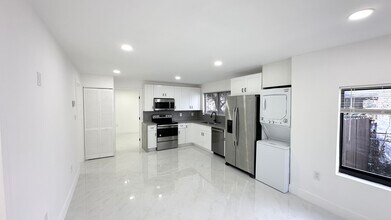 1304 NW 43rd St in Miami, FL - Foto de edificio - Building Photo