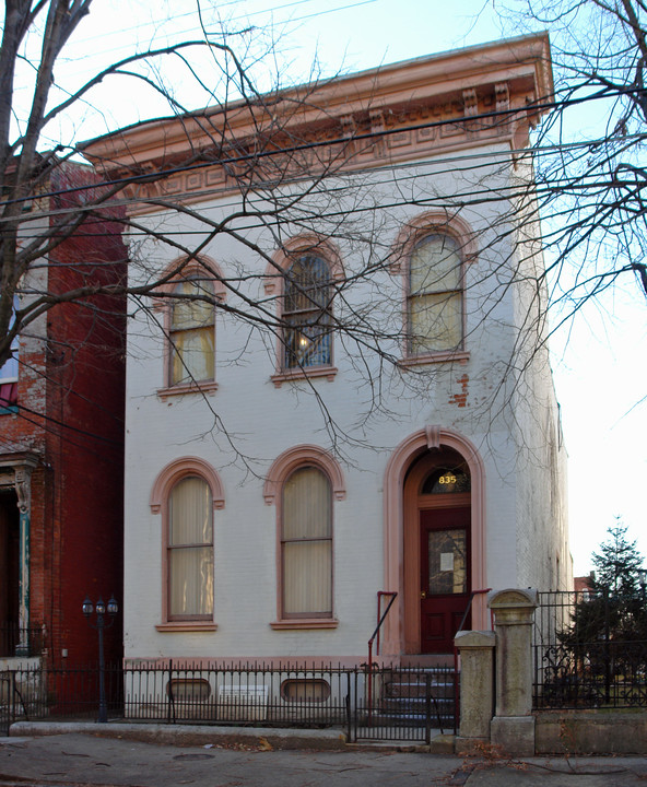 835 Dayton St in Cincinnati, OH - Foto de edificio