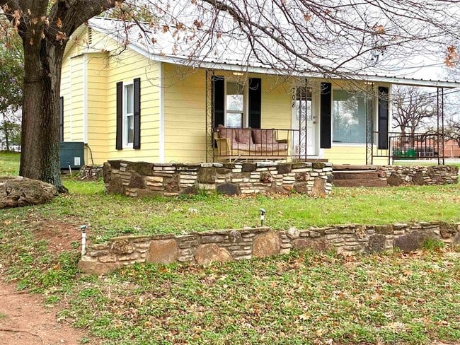 708 Avenue S in Marble Falls, TX - Foto de edificio - Building Photo