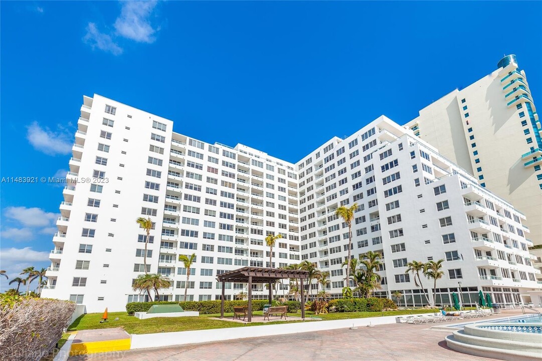 5005 Collins Ave, Unit 808 in Miami Beach, FL - Foto de edificio