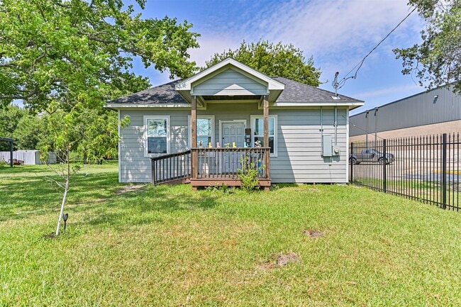 1400 S Broadway St in La Porte, TX - Building Photo - Building Photo