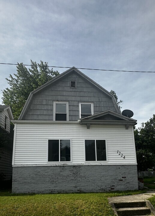 1224 E Madison St in South Bend, IN - Building Photo