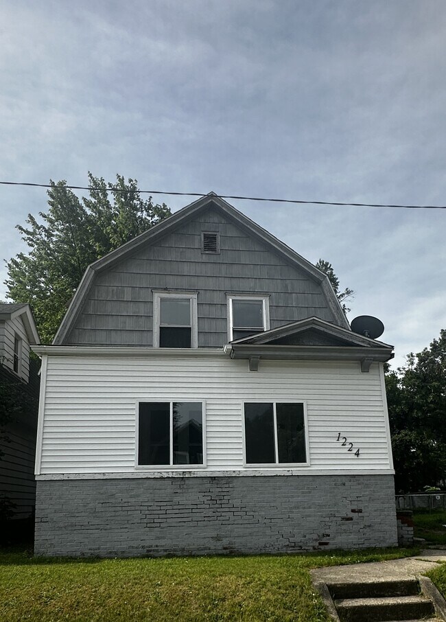 property at 1224 E Madison St