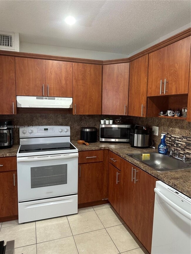 10511 SW 108th Ave in Miami, FL - Building Photo - Building Photo