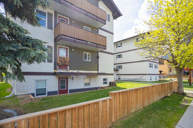 136 Beaver St in Banff, AB - Building Photo - Building Photo