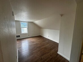 2028 NE Oswego Ave in Roseburg, OR - Building Photo - Building Photo