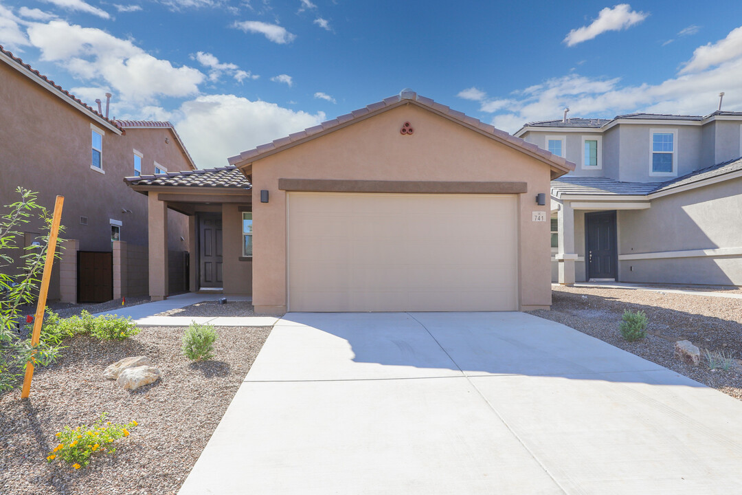 741 W Calle Espadero in Sahuarita, AZ - Foto de edificio