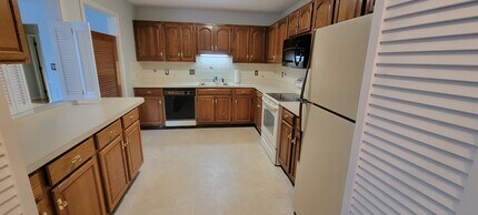 40 Greenleaf St, Unit 701 in Quincy, MA - Foto de edificio - Building Photo