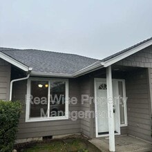 1223 SW Sun Glo Dr in Grants Pass, OR - Building Photo - Building Photo
