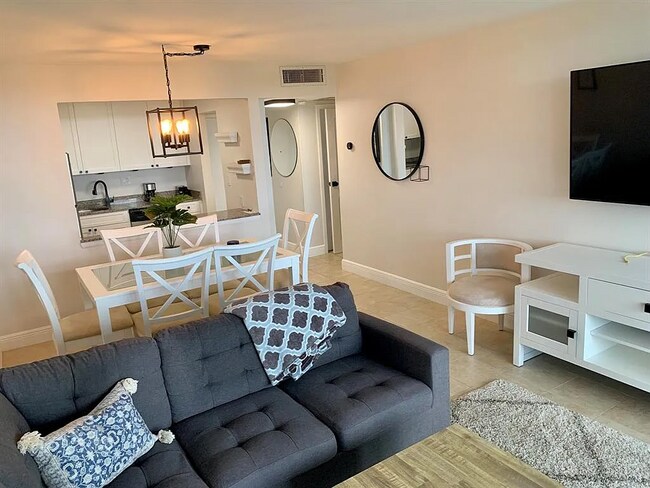 1830 Embassy Dr, Unit APT 412 in West Palm Beach, FL - Building Photo - Building Photo