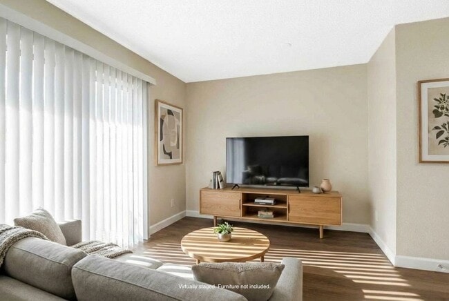 Mission Village Apartments in Santa Rosa, CA - Foto de edificio - Building Photo