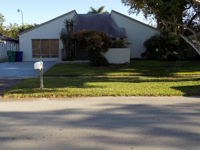 9420 SW 49th Pl in Cooper City, FL - Building Photo - Building Photo