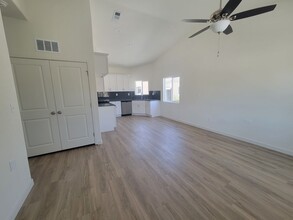8313 Grandy St-Unit -8313 Grandy St Unit A in Bakersfield, CA - Building Photo - Building Photo