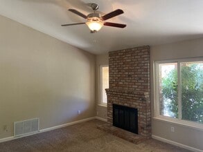 8951 Park Trail Dr in Elk Grove, CA - Building Photo - Building Photo