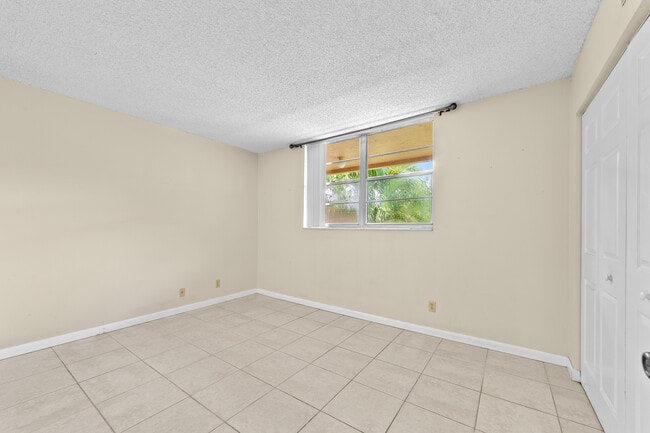 7173 Orange Dr in Davie, FL - Building Photo - Building Photo