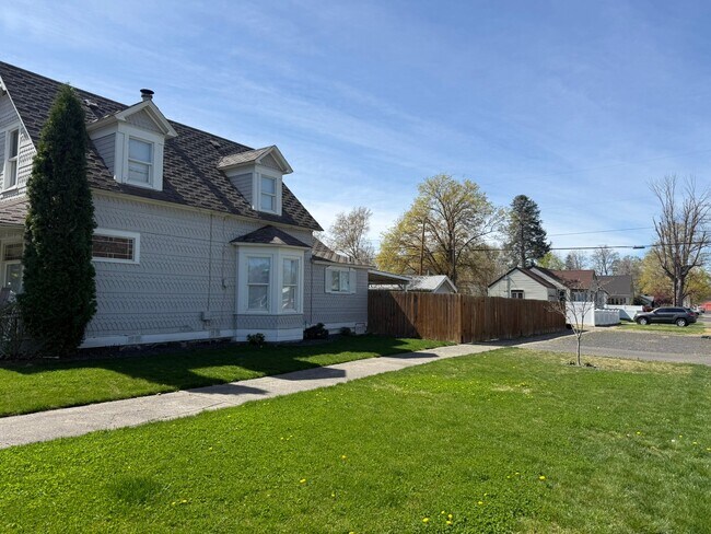 801 Guernsey St in Prosser, WA - Foto de edificio - Building Photo