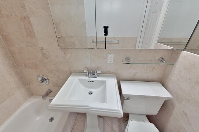 424 E 9th St in New York, NY - Building Photo - Building Photo