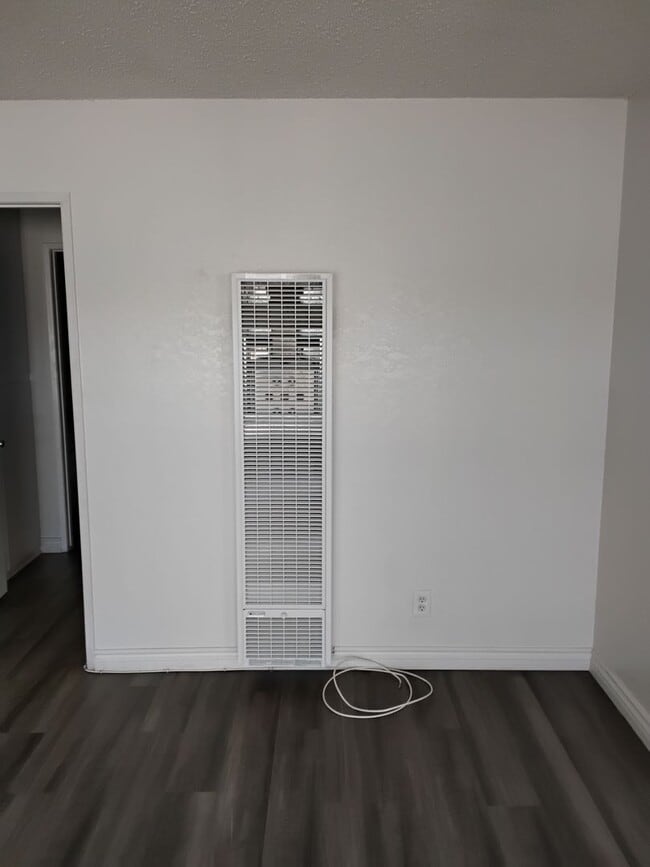 Singer Cedar 9852-54 Cedar in Bellflower, CA - Building Photo - Interior Photo