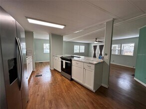 24007 River Rd in Astor, FL - Foto de edificio - Building Photo