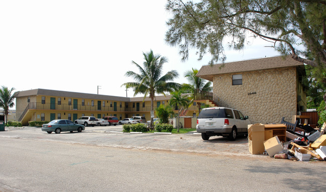 Palm Grove Apartments in Oakland Park, FL - Building Photo - Building Photo