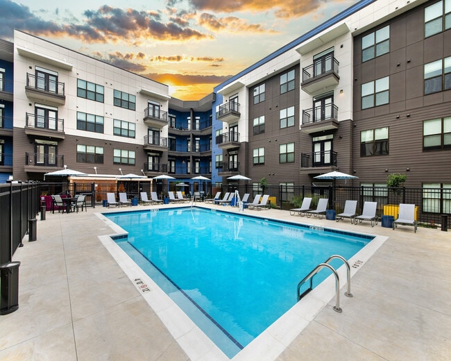 McDowell Point 55+ Active Adult Apartment Homes in Naperville, IL - Foto de edificio - Building Photo