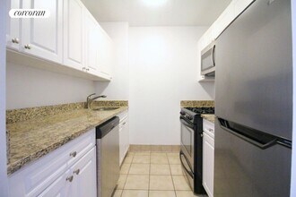 225 8th Ave in New York, NY - Building Photo - Building Photo