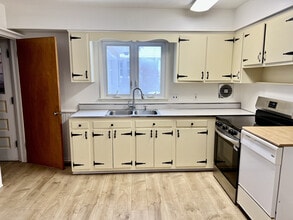 1201 Hollyview Dr in Vermilion, OH - Building Photo - Building Photo