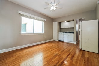 Colony Apartments in St. Petersburg, FL - Building Photo - Building Photo