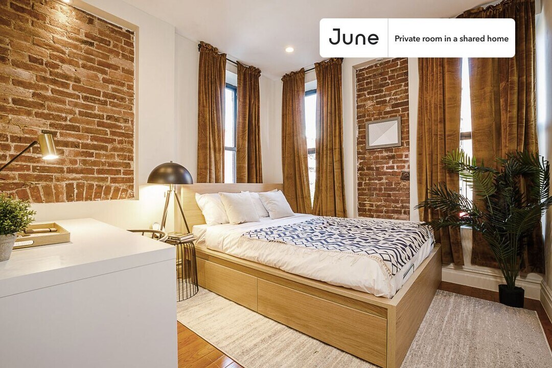 Private bedroom in 3 bed/2 bath Home in New York, NY - Building Photo