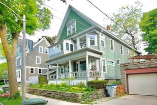 2719 E Hartford Ave in Milwaukee, WI - Building Photo